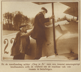 872508 Afbeelding van twee landbouwers die een kijkje nemen in het militaire vliegtuigje dat een noodlanding gemaakt ...